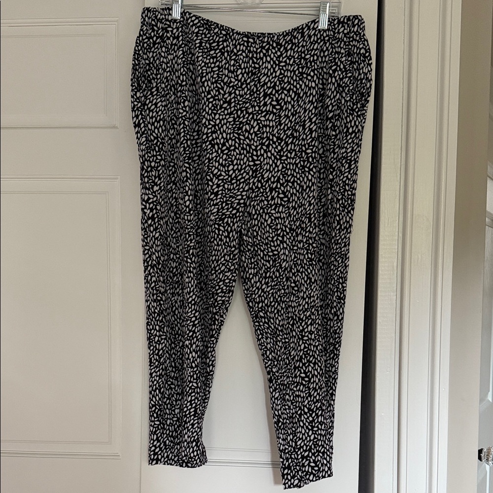 Chico's Black and White Patterned Capris